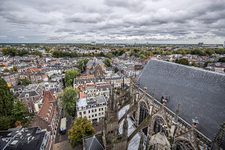 910580 Overzicht van de binnenstad van Utrecht, met rechts het koor van de Domkerk (Domplein) en op de achtergrond de ...